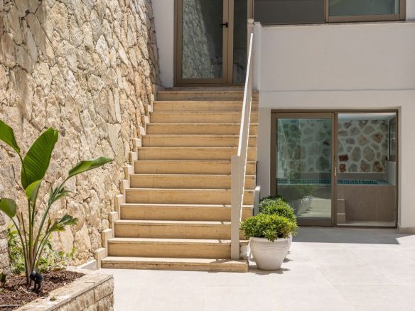 584